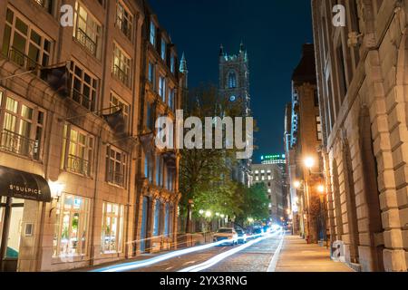 Montreal, Quebec, Kanada - 18. August 2021 : Nachtblick auf Old Montreal. Saint-Sulpice Street (Rue Saint-Sulpice). Basilika Notre-Dame. Stockfoto