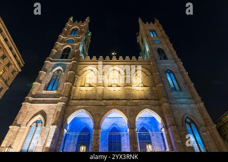 Montreal, Québec, Kanada - 18. August 2021 : Nachtansicht auf die Basilika Notre-Dame in der Altstadt von Montreal. Stockfoto