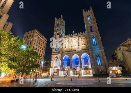 Montreal, Québec, Kanada - 18. August 2021 : Nachtansicht auf den Place d'Armes in Old Montreal. Basilika Notre-Dame. Stockfoto