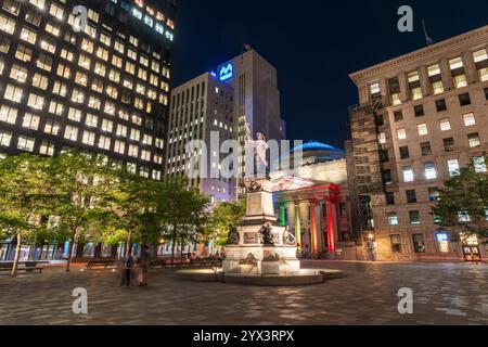 Montreal, Québec, Kanada - 18. August 2021 : Nachtansicht auf den Place d'Armes in Old Montreal. Maisonneuve Monument. Stockfoto