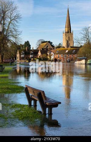 Ein schöner Blick auf die Themse bei Abingdon bei einem glühenden Wintersonnenaufgang. Wir befinden uns auf der mittelalterlichen Abingdon Bridge und blicken flussabwärts in Richtung St. Helen's Wharf Stockfoto