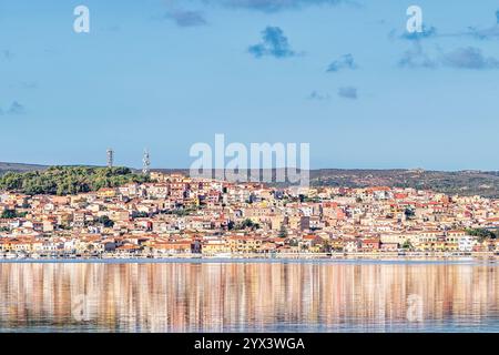 Sant'Antioco spiegelt sich im Wasser im frühen Morgenlicht, Sardinien, Italien Stockfoto