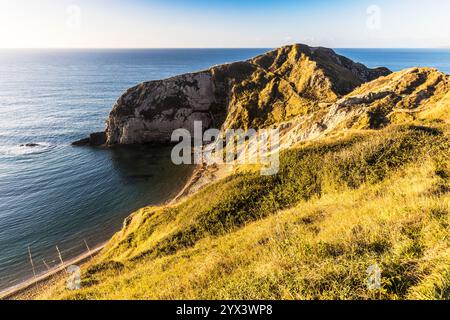 Blick auf den man O'war Beach in Dorset mit Blick nach Westen bei Sonnenaufgang. Stockfoto