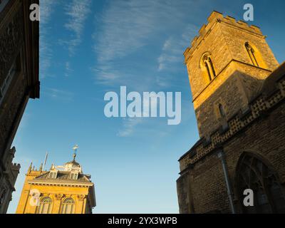 St. Nikolaus Kirche und Abingdon Museum bei Sonnenaufgang . Meine Heimatstadt Abingdon behauptet, die älteste in England zu sein. Eines der ältesten und schönsten B Stockfoto