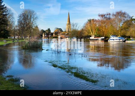 Ein schöner Blick auf die Themse bei Abingdon bei einem glühenden Wintersonnenaufgang. Wir befinden uns auf der mittelalterlichen Abingdon Bridge und blicken flussabwärts in Richtung St. Helen's Wharf Stockfoto