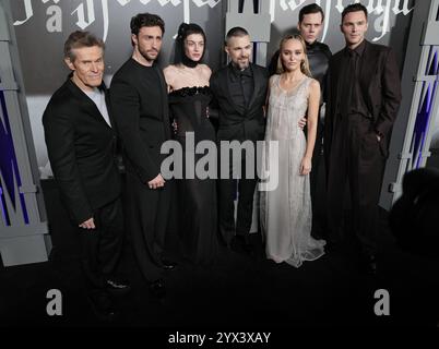 Los Angeles, USA. Dezember 2024. (L-R) NOSFERATU Cast & Crew - Willem Dafoe, Aaron Taylor-Johnson, Emma Corrin, Robert Eggers, Lily-Rose Depp, Bill Skarsgård und Nicholas Hoult bei der Premiere von NOSFERATU Los Angeles im TCL Chinese Theatre in Hollywood, CA, am Donnerstag? Dezember 2024. (Foto: Sthanlee B. Mirador/SIPA USA) Credit: SIPA USA/Alamy Live News Stockfoto