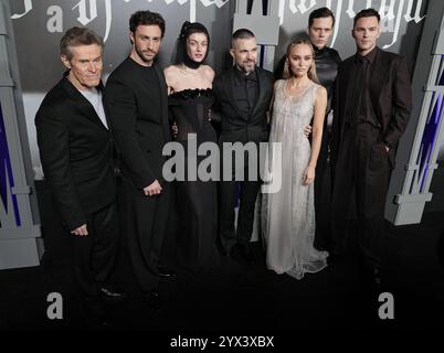 Los Angeles, USA. Dezember 2024. (L-R) NOSFERATU Cast & Crew - Willem Dafoe, Aaron Taylor-Johnson, Emma Corrin, Robert Eggers, Lily-Rose Depp, Bill Skarsgård und Nicholas Hoult bei der Premiere von NOSFERATU Los Angeles im TCL Chinese Theatre in Hollywood, CA, am Donnerstag? Dezember 2024. (Foto: Sthanlee B. Mirador/SIPA USA) Credit: SIPA USA/Alamy Live News Stockfoto