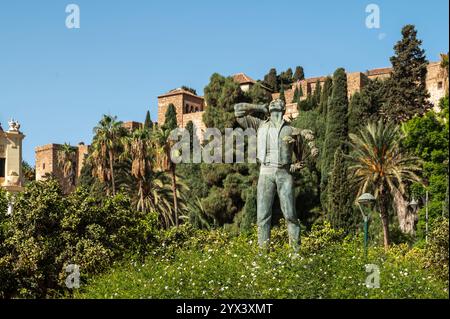 "El Biznaguero". Der Blumenhändler mit der Alcazaba und dem Rathaus im Hintergrund. Malaga Stadt, Andalusien, Spanien. Stockfoto