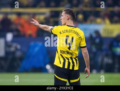 Signal-Iduna-Park, Dortmund, 11.12.2024: Nico Schlotterbeck von Dortmund reagiert beim Championsleague-Spiel Borussia Dortmund gegen FC Barcelona. Stockfoto