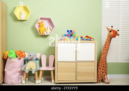 Innenraum des Kinderzimmers mit vielen verschiedenen Spielzeugen Stockfoto