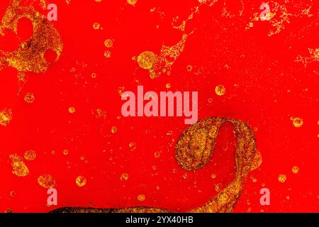 Roter und schwarzer abstrakter Hintergrund mit schwarzen Farbstreifen in rotem Wasser mit Gold Stockfoto