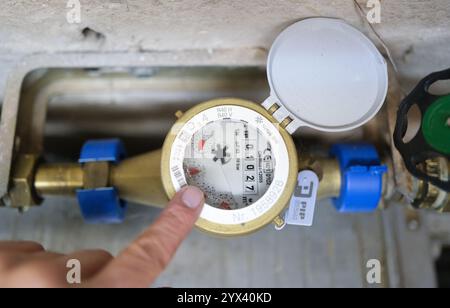 Stuttgart, Deutschland. Dezember 2024. Der Wasserverbrauch in einem privaten Haushalt wird auf einem Wasserzähler angezeigt. Quelle: Bernd Weißbrod/dpa/Alamy Live News Stockfoto