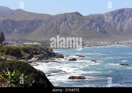 Küste von Kapstadt: Ein atemberaubender Blick auf die zerklüftete Küste Kapstadts mit blauem Wasser und berühmten Klippen vor einem hellen südafrikanischen Himmel. Stockfoto