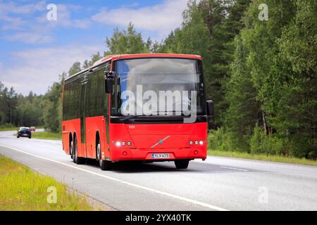 Roter Volvo 8700LE Eindecker-Stadtbus mit niedrigem Eingang für den öffentlichen Nahverkehr, der auf der Autobahn fährt. Raasepori, Finnland. Juli 2023. Stockfoto