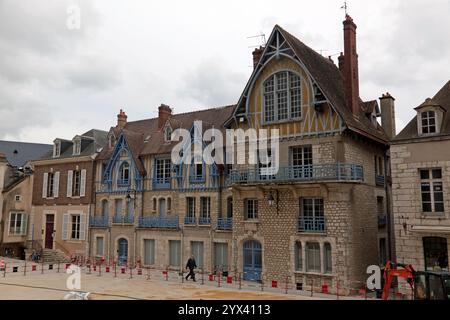 Wunderschöne alte Häuser am Cloitre Notre Dame auf der Südseite der Kathedrale von Chartres, Frankreich Stockfoto