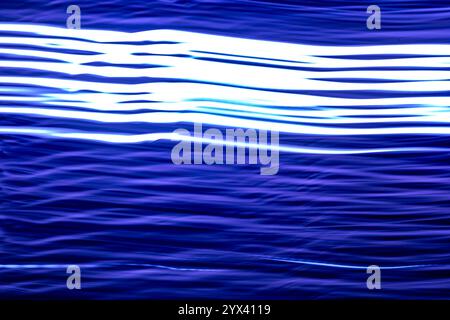 Abstrakte Kunst mit langer Belichtung. Fotografie mit Kamerabewegung. Diffuse Linien von Leuchten Stockfoto