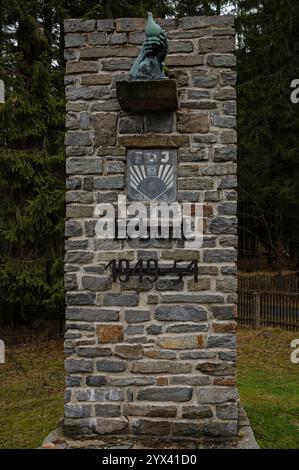 Altes Monumentat am Cranzahl-Damm in Sachsen die deutschen Worte bedeuten gebaut 1949-54 FDJ bedeutet Freie Deutsche Jugend der ehemalige Sozialist y Stockfoto