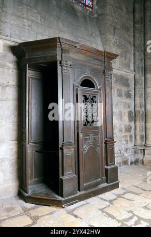 Ein Beichtstuhl in der gotischen Kathedrale in Chartres, Frankreich Stockfoto