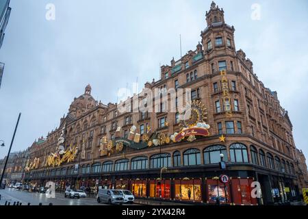 Harrods, Brompton Road, London, Großbritannien. Dezember 2024. Das Äußere des Harrods wurde zu Weihnachten 2024 dekoriert. Quelle: Malcolm Park/Alamy Live News Stockfoto