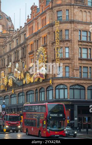 Harrods, Brompton Road, London, Großbritannien. Dezember 2024. Das Äußere des Harrods wurde zu Weihnachten 2024 dekoriert. Quelle: Malcolm Park/Alamy Live News Stockfoto