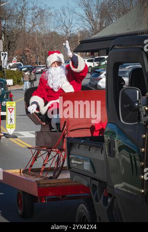 Eine Prozession von Feuerwehrfahrzeugen fährt auf der Katonah Avenue in Westchester bei der jährlichen Weihnachtsparade. Stockfoto