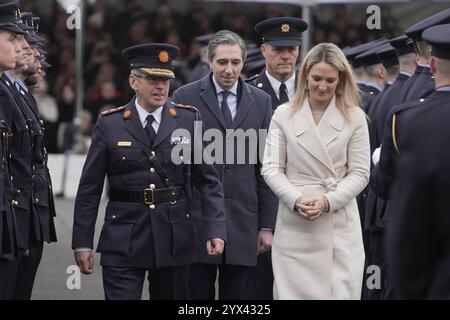 Garda-Kommissar Drew Harris, (Mitte links) Taoiseach Simon Harris (Mitte) und Justizministerin Helen McEntee (Mitte rechts) bei der Abschlussfeier des Garda College in der McCan Barracks in Templemore, Co Tipperary. Bilddatum: Donnerstag, 12. Dezember 2024. Stockfoto