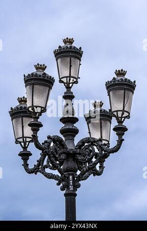 Madrid, Spanien - 14. Oktober 2024: Altmodische Straßenlaterne in der Innenstadt. Stockfoto