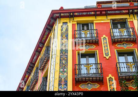 Madrid, Spanien - 14. Oktober 2024: Fenster, Balkone und Fassadendekorationen in der Posada del Peine. Stockfoto