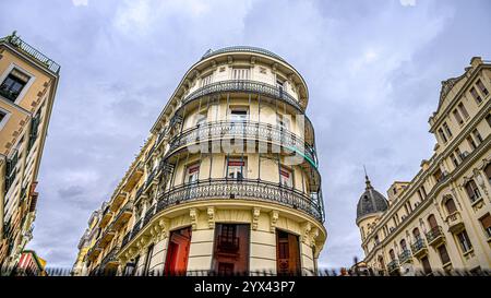Madrid, Spanien - 14. Oktober 2024: Alte Wohnhäuser im Stadtzentrum. Stockfoto