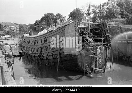 Die VASA oder Wasa ist ein schwedisches Kriegsschiff, das zwischen 1626 und 1628 gebaut wurde. Das Schiff sank nach einer Fahrt von etwa 1.300 m (1.400 m) in ihre Jungfernfahrt am 10. August 1628. Es befand sich Ende der 1950er Jahre wieder in einem belebten Schifffahrtsgebiet im Stockholmer Hafen bei anders Franzen. Das Schiff wurde 1961 mit einem weitgehend intakten Rumpf gerettet. Im Trockendock nach der Bergung 1961 abgebildet. Stockfoto