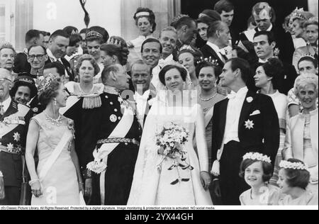 Margrethe II. Von Dänemark. Die Hochzeit am 10. Juni 1967 zwischen der damaligen Kronprinzessin Margrethe und Prinz Henrik. Ganz links, König Gustaf VI. Adolf von Schweden mit Schwester Königin Ingrid und ihrem Ehemann König Friedrich IX. Von Dänemark. Hinter der Braut und dem Bräutigam befinden sich Margrethes Schwester Prinzessin Bendikte und Richard von Sayn-Wittgenstein-Berleburg. Zu dieser Zeit war Margrethe Kronprinzessin und Thronfolgerin und wurde am 15. januar 1972 Königin von Dänemark. Stockfoto