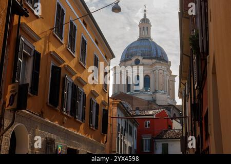 Blick auf die Kuppel der Basilika Sant'Andrea in der historischen Altstadt von Mantova, Italien Stockfoto