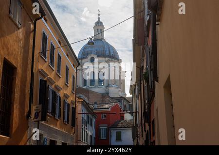 Blick auf die Kuppel der Basilika Sant'Andrea in der historischen Altstadt von Mantova, Italien Stockfoto