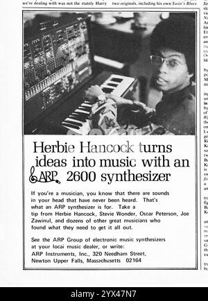 Herbie Hancock in einem Musikmagazin der frühen 1970er Jahre für die ARP 2600 Synthesizer. Arps wurden von den 1960er bis in die 1980er Jahre hergestellt Stockfoto