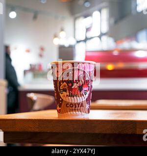 Costa Coffee Pappbecher auf dem Tisch an Weihnachten im Costa Shop London Großbritannien Großbritannien 2024 KATHY DEWITT Stockfoto