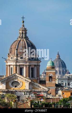 Kuppel der Basilika Sant'Ambrogio e Carlo al Corso mit Petersdom im Hintergrund, Rom, Latium, Italien Stockfoto