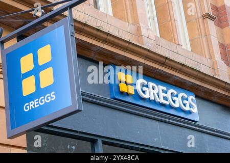 Nahaufnahme der Außenschilder/Beschilderung über einer Greggs Bäckerei in einer britischen Hauptstraße. Stockfoto