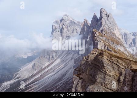 Panoramablick auf den Berg Seceda, bedeckt mit Wolken in den Dolomiten, Italien. Stockfoto