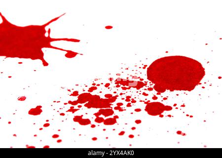 Blutspritzer rot tropft und tropft auf weißem Hintergrund Stockfoto