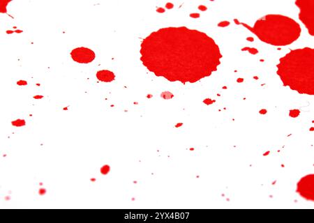 Blutspritzer rot tropft und tropft auf weißem Hintergrund Stockfoto