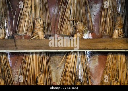 Detaillierte Nahaufnahme der Konstruktion eines Strohdachs. Dach aus natürlichen Materialien. Stockfoto