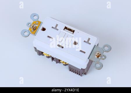 Die Steckdoseneinheit verfügt über mehrere Steckeroptionen, einschließlich USB-Ladeanschlüssen, ein speziell entwickeltes Selbsttest-GFI für modernen Wohnkomfort und Vielseitigkeit elektrischer Geräte Stockfoto