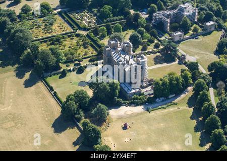 Hardwick New and Old Halls, beide unter Gerüsten, und ummauerte Gärten, Derbyshire, 2022. Stockfoto