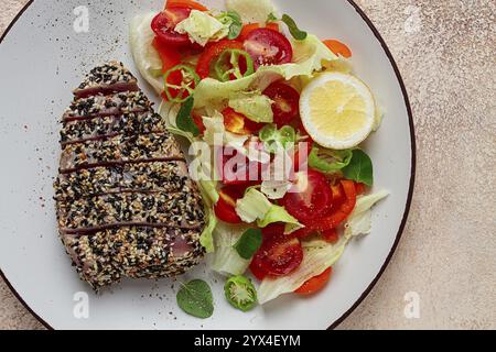 Filet von rotem Thunfischfleisch, gebraten in Sesamsamen, hausgemacht, Nahaufnahme, keine Leute, auf hölzernem Hintergrund Stockfoto