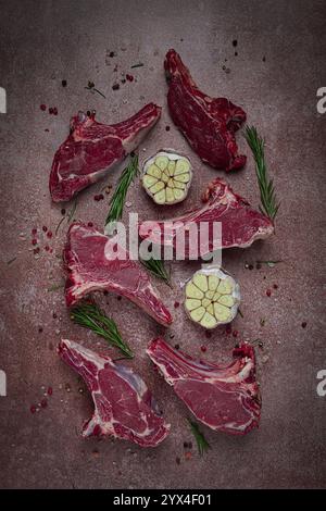 Frische, rohe Kalbsrippchen, mit Gewürzen, Blick von oben, keine Leute Stockfoto