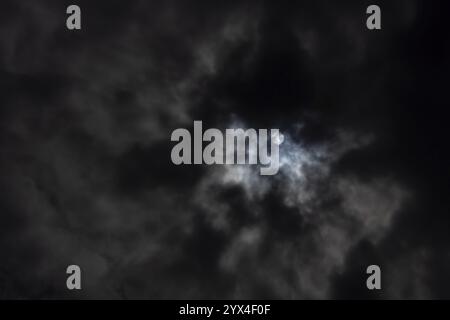 Nimbostratus dunkle Wolken am Himmel und die Sonne scheint durch, England, Großbritannien, Europa Stockfoto