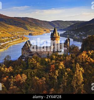 Schloss Stahleck, Burg auf einem Hügel mit Blick auf den Rhein, Bacharach, UNESCO-Weltkulturerbe Oberes Mittelrheintal, Herbst, Rheinland-Pfalz, Germa Stockfoto