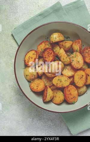 Gebackene neue Kartoffeln, mit Butter und Dill, hausgemacht, keine Leute Stockfoto