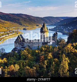 Schloss Stahleck, Burg auf einem Hügel mit Blick auf den Rhein, Bacharach, UNESCO-Weltkulturerbe Oberes Mittelrheintal, Herbst, Rheinland-Pfalz, Germa Stockfoto