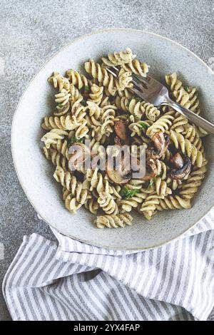 Fusilli Nudeln, in cremiger Pilzsauce, Nudeln mit Pilzen, hausgemacht, keine Leute Stockfoto